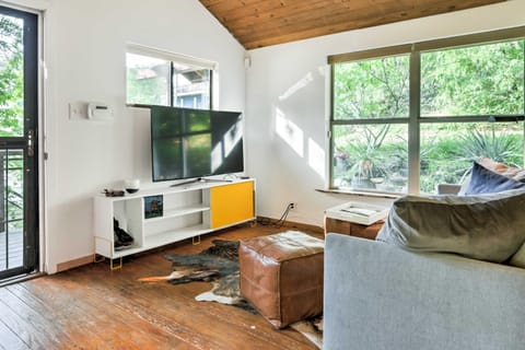 Chic East Austin Studio Bungalow with Spacious Yard! Condo in Austin