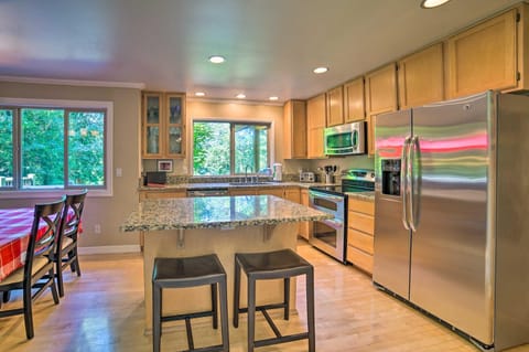 Beautiful Wine Country Home with Hot Tub and Lake View Casa in Woodinville