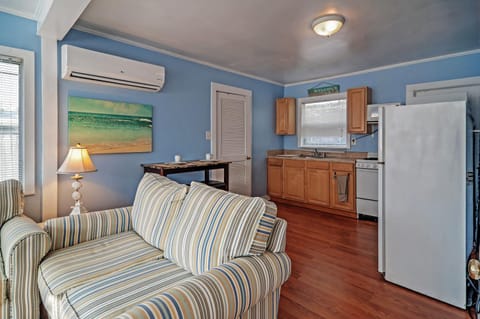 Quiet Cottage Less Than half Mile to Gulf Coast and Boardwalk! Haus in Treasure Island