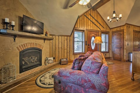 Cozy Ruidoso Cottage with Deck - 10 Min to Village! House in Ruidoso