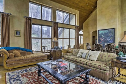 Luxe Greystone Escape with Hot Tub - Walk to Slopes! House in Beaver Creek