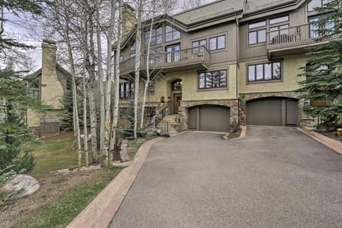 Luxe Greystone Escape with Hot Tub - Walk to Slopes! House in Beaver Creek