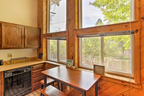 Cozy Studio Near Hiking and Skiing, Walk to Downtown Copropriété in Mount Shasta