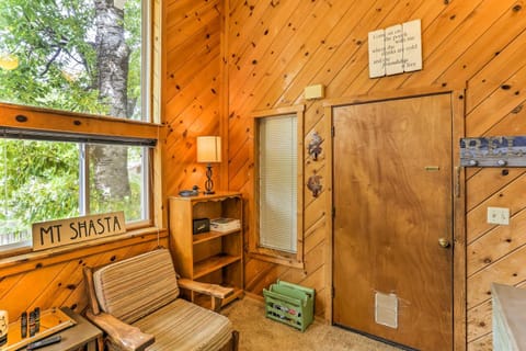 Cozy Studio Near Hiking and Skiing, Walk to Downtown Apartment in Mount Shasta