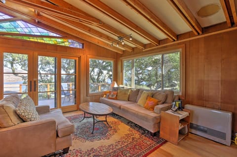 Hillside Home with Deck and Views of Tomales Bay! Casa in Inverness