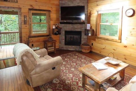 Cozy Couples Getaway with Hot Tub Fox Ridge Cabin Maison in Qualla