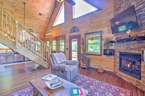 Scenic Fox Ridge Cabin on 4 Acres with Hot Tub! Haus in Qualla