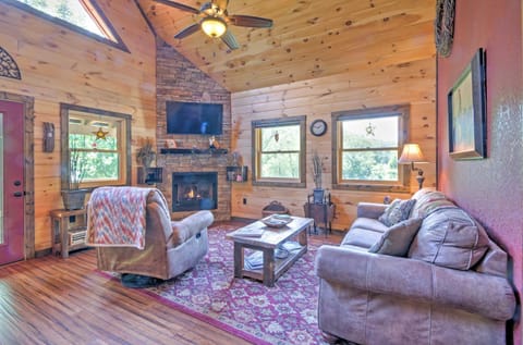 Scenic Fox Ridge Cabin on 4 Acres with Hot Tub! Haus in Qualla