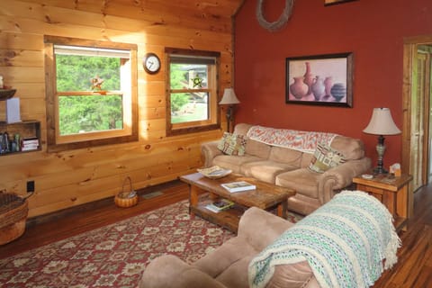 Cozy Couples Getaway with Hot Tub Fox Ridge Cabin Maison in Qualla