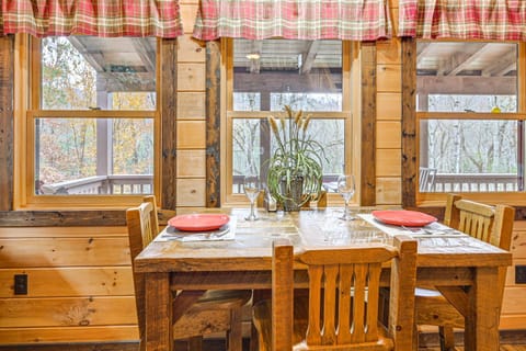 Cozy Couples Getaway with Hot Tub Fox Ridge Cabin Cabin in Qualla