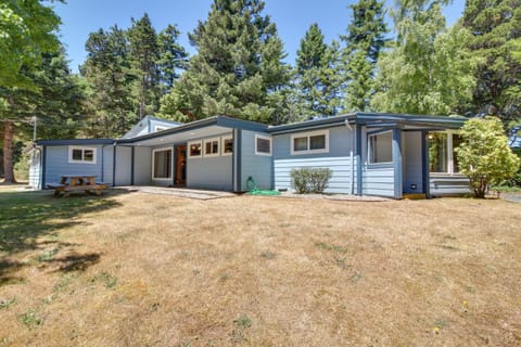 Rustic Bandon Log Cabin on 5 Acres of Woodlands! Cabin in Oregon