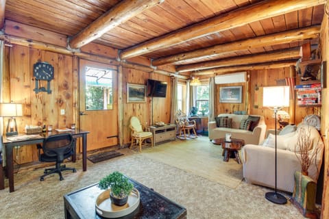 Rustic Bandon Log Cabin on 5 Acres of Woodlands! Cabin in Oregon