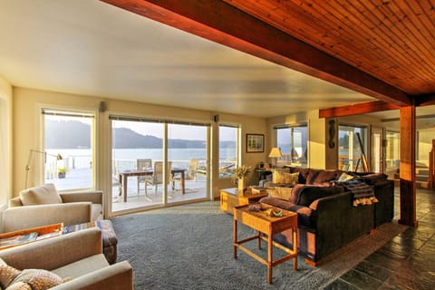 Waterfront Home on Gold Coast of Hood Canal! Maison in Hood Canal