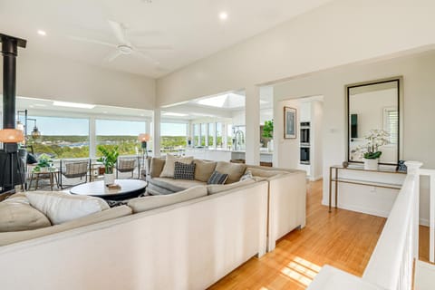 Elegant Gloucester Beach Getaway with Ocean Views! Maison in Gloucester