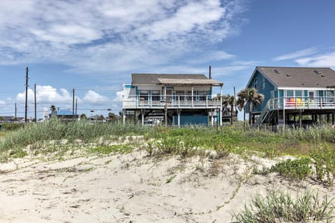 Galveston Beachfront House with Deck and Ocean Views! Casa in Galveston Island