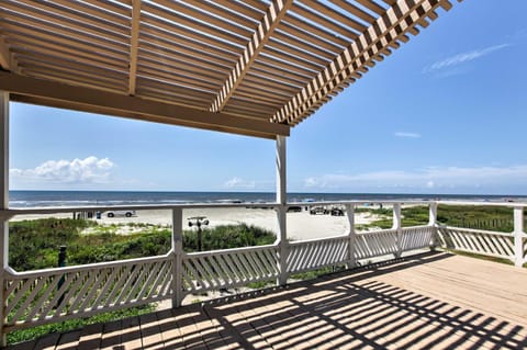 Galveston Beachfront House with Deck and Ocean Views! Haus in Galveston Island