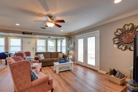 Galveston Vacation Rental with Deck Steps to Beach! Casa in Hitchcock