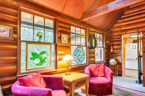 Forested Minikahda Lodge with Hot Tub Near Mt Hood House in Mount Hood Village