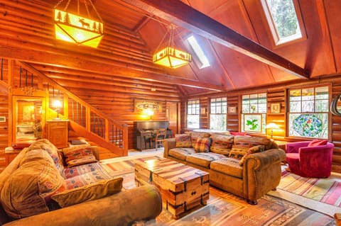 Forested Minikahda Lodge with Hot Tub Near Mt Hood House in Mount Hood Village