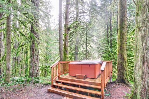 Forested Minikahda Lodge with Hot Tub Near Mt Hood House in Mount Hood Village