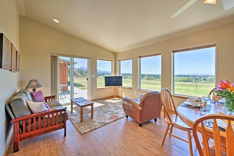 Sequim Cottage with Panoramic Olympic Mtn Views! Maison in Sequim