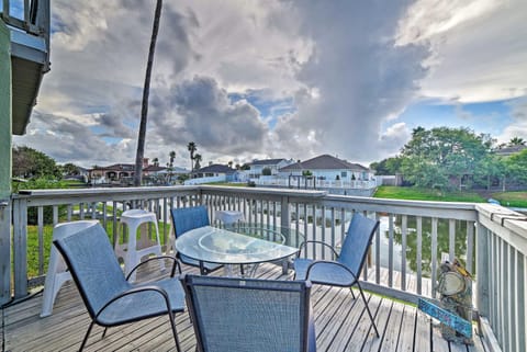 Breezy Corpus Christi Condo with Deck and Fishing Dock Eigentumswohnung in North Padre Island