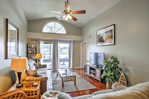 Lakefront Brandon Home with Patio and Screened Lanai! Maison in Brandon