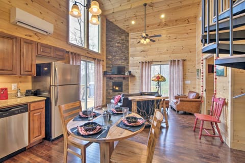 Scenic Cabin with Hot Tub - 15 Mins to Bryson City! Casa in Swain County