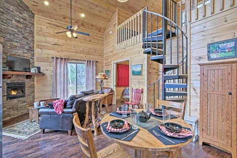 Scenic Cabin with Hot Tub - 15 Mins to Bryson City! Casa in Swain County