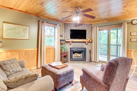 Charming Fox Den Cabin in Whittier with Hot Tub! Casa in Qualla