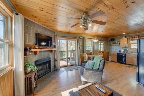 Charming Fox Den Cabin in Whittier with Hot Tub! House in Qualla