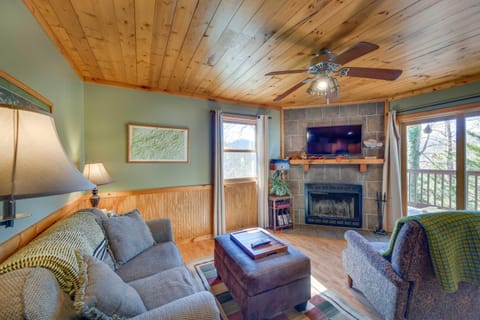 Charming Fox Den Cabin in Whittier with Hot Tub! Haus in Qualla