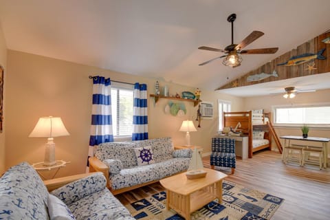 Ocean Isle Apartment with Balcony, 1 Mi to Beach! Apartamento in Ocean Isle Beach