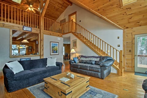 Spacious Gilford Retreat with Deck 2 Mi to Skiing! Maison in Gilford