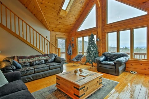 Spacious Gilford Retreat with Deck 2 Mi to Skiing! Maison in Gilford