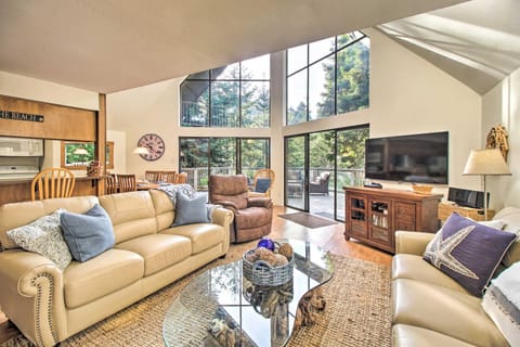 Creekside Chalet with Hidden Spa and Private Beach! Casa in Mendocino County