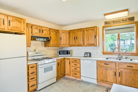 Updated Home with Lake Views on Cayuga Wine Trail! Casa in Cayuga Lake
