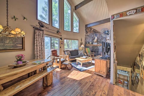 Family Cabin with Game Room Near Hiking and Skiing! Casa in Lake Arrowhead