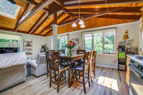 Breathtaking Newbury Cottage with Deck on Chalk Pond Maison in Newbury