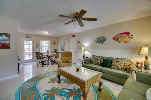 Satellite Beach Sunshine House with Hot Tub! Casa in South Patrick Shores