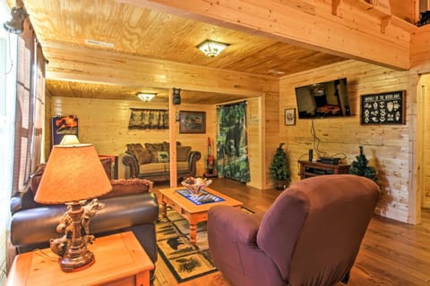 Just Fur Relaxin Sevierville Cabin with Hot Tub! Haus in Pigeon Forge