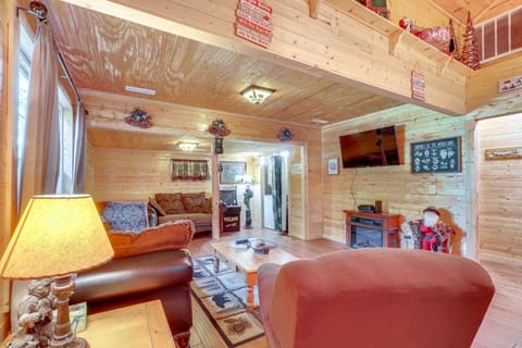 Just Fur Relaxin Sevierville Cabin with Hot Tub! House in Pigeon Forge