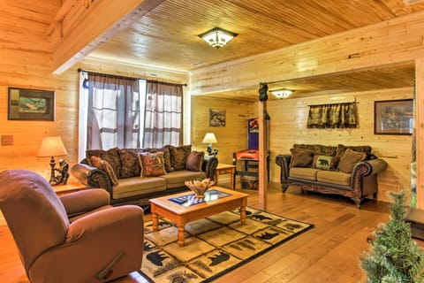 Just Fur Relaxin Sevierville Cabin with Hot Tub! House in Pigeon Forge