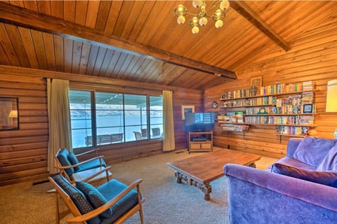 Waterfront Manson Cabin on Lake Chelan with Deck! House in Lake Entiat