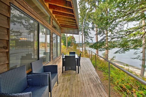 Waterfront Bainbridge Island Home with Stunning Views Casa in Suquamish
