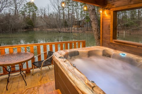 Lily Pad on the Pond Broken Bow Home with Hot Tub House in Oklahoma