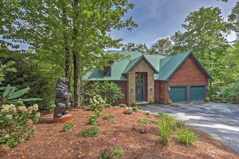 Dream Catcher Luxe Cabin with Large Deck and Mtn View House in Tennessee