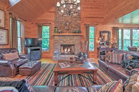 Dream Catcher Luxe Cabin with Large Deck and Mtn View House in Tennessee