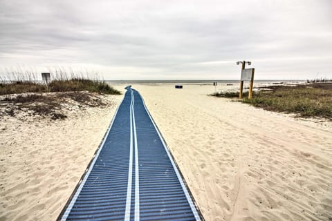 Hilton Head Condo with Covered Balcony and Pool Access Apartment in North Forest Beach