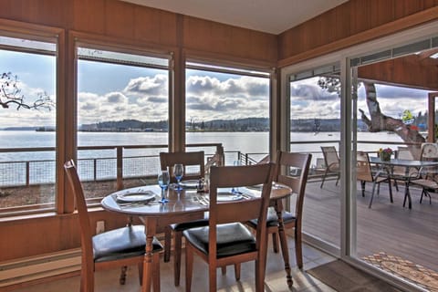 Gorgeous Poulsbo Waterfront Home on Liberty Bay! Haus in Hood Canal